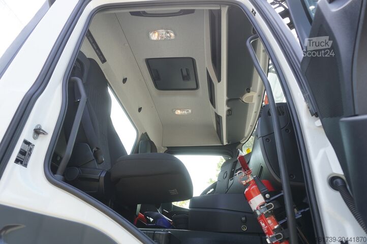 Široká strana s HDS Mercedes-Benz Arocs 2633 flatbed truck / Crane FASSI