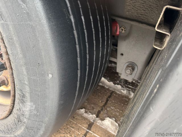 Auflieger mit Pritsche & Plane SCHMITZ CARGOBULL SCB*S3T *  * LIFTACHSE * HUBDACH*ÜBERBREITE