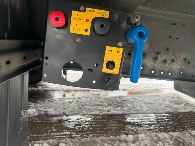 Auflieger mit Pritsche & Plane SCHMITZ CARGOBULL SCB*S3T *  * LIFTACHSE * HUBDACH*ÜBERBREITE