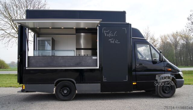 Mercedes-Benz Professioneller Food Truck Umbau auf Basis eines Ex-Post Autos