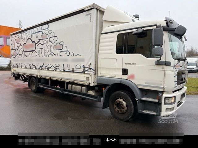 Flatbed truck with tarp MAN TGM 12.250 Pritsche Plane LBW Schlafkabine Autom