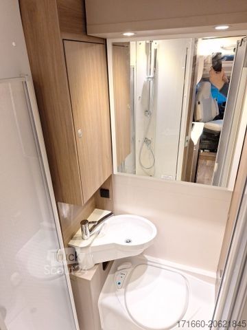 Halvintegreret autocamper CARADO T 135 Hubbett