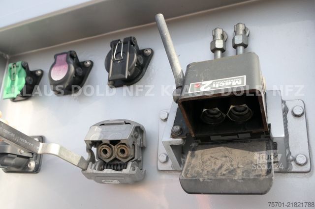 Semi-remorque porte-voitures  Moetefindt geschloss. Autotransporter