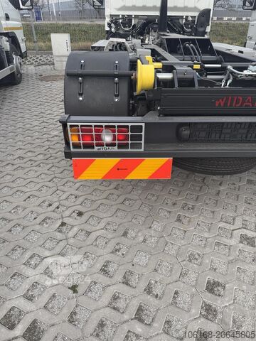 Навантажувач -навантажувач Fuso Canter 7C18 Abrollkipper - 61.990 Euro