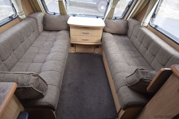 Karavāna  Elddis Odyssey 462 mit Mover und Vorzelt