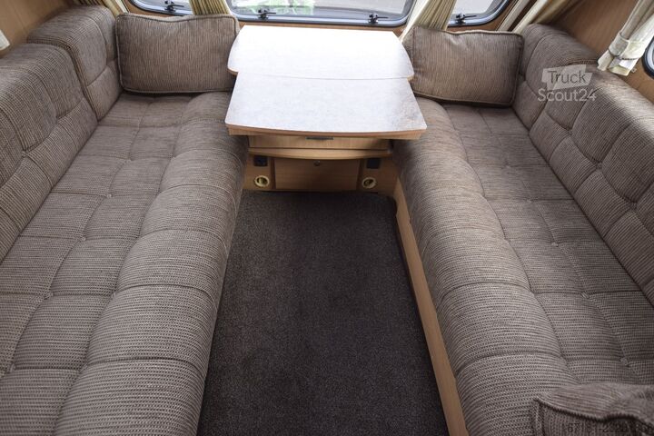 Karavāna  Elddis Odyssey 462 mit Mover und Vorzelt