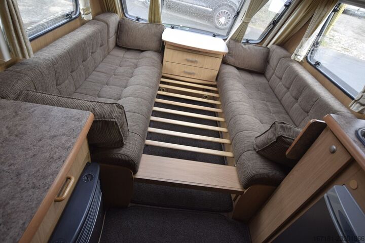 Karavāna  Elddis Odyssey 462 mit Mover und Vorzelt