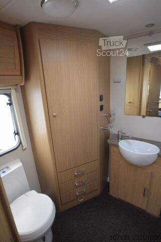 Karavāna  Elddis Odyssey 462 mit Mover und Vorzelt