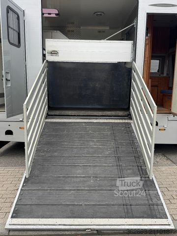 Viehtransporter MERCEDES-BENZ Atego Böckmann Kompakter Pferde-LKW mit Wohnung