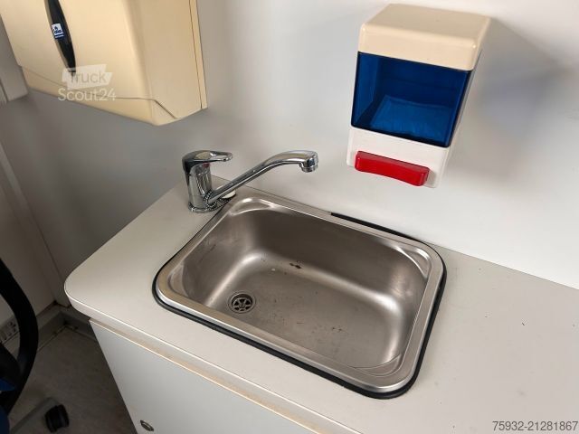 Furgoneta caja MERCEDES-BENZ Atego 816 R - Koffer, Arztpraxis, Eventfahrzeug