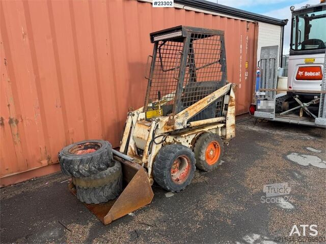 Nakladač Bobcat 34.3 skid steer loader w/ extra tires and bucket.