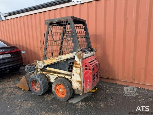 Nakladač Bobcat 34.3 skid steer loader w/ extra tires and bucket.