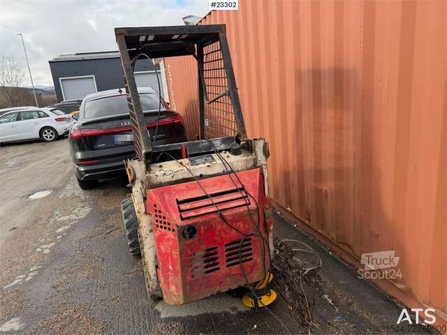Nakladač Bobcat 34.3 skid steer loader w/ extra tires and bucket.