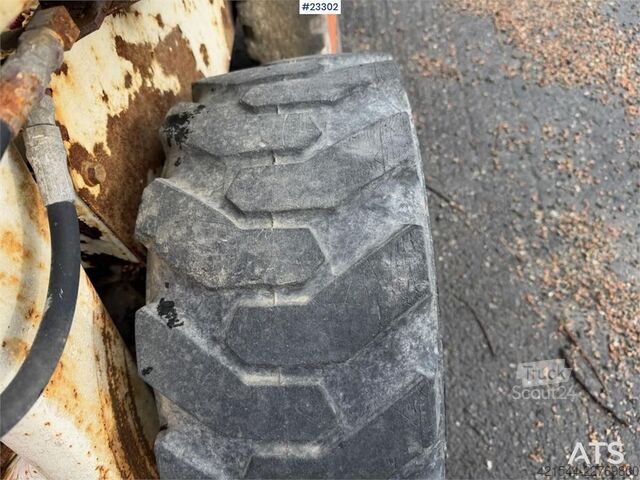 Nakladač Bobcat 34.3 skid steer loader w/ extra tires and bucket.