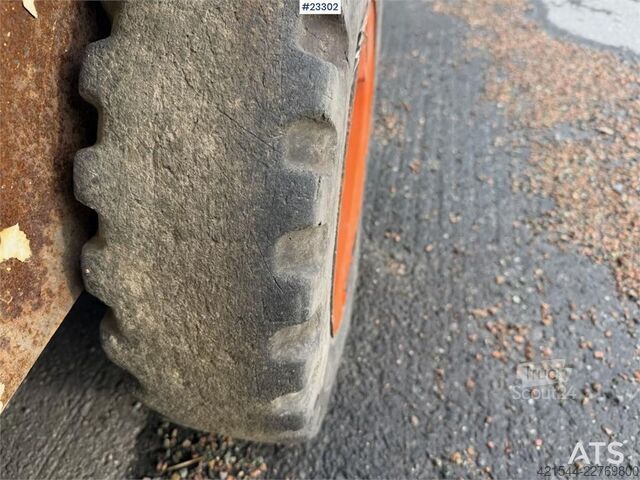 Nakladač Bobcat 34.3 skid steer loader w/ extra tires and bucket.