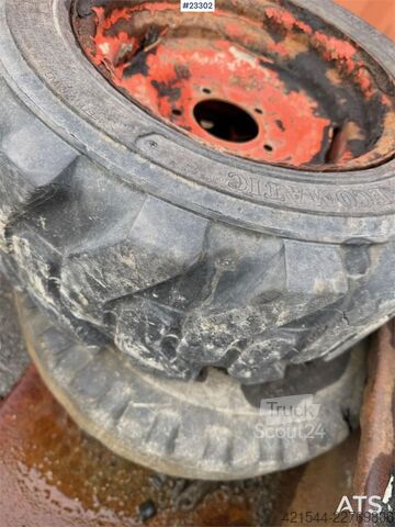 Nakladač Bobcat 34.3 skid steer loader w/ extra tires and bucket.
