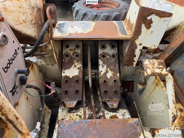 Nakladač Bobcat 34.3 skid steer loader w/ extra tires and bucket.