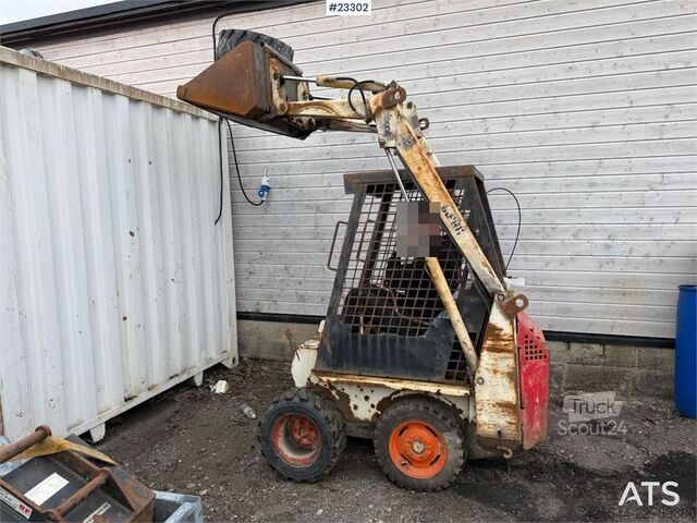 Nakladač Bobcat 34.3 skid steer loader w/ extra tires and bucket.