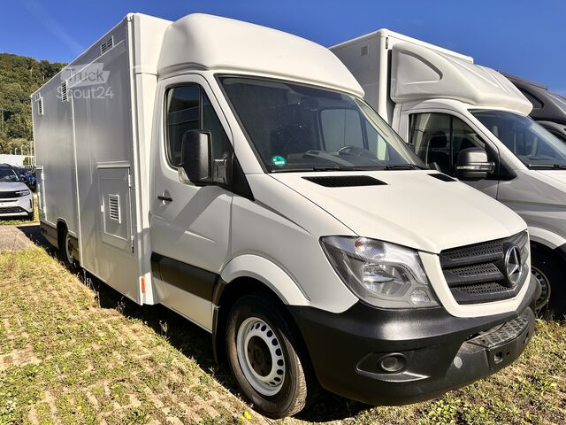 Verkeerswerkzaamheden Mercedes-Benz Foodtruck, Imbisswagen, Food Truck mit neuer Küche und Ausstattung