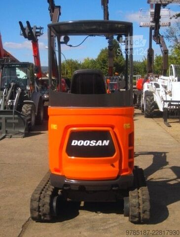Minigraafmachine DOOSAN DX 17 z * 2x Löffel * (baugleich BOBCAT E17z)