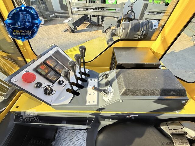 Carrello elevatore a 4 direzioni Combilift CB3000 GAS TRIPLEX 4900 CABIN POSITIONER