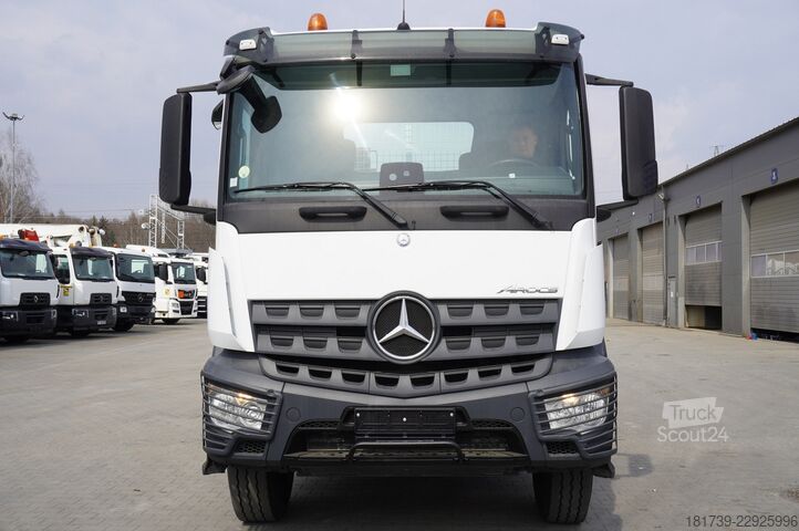 Πλατφόρμα με γερανό Mercedes-Benz Arocs 2633 flatbed truck / Crane FASSI