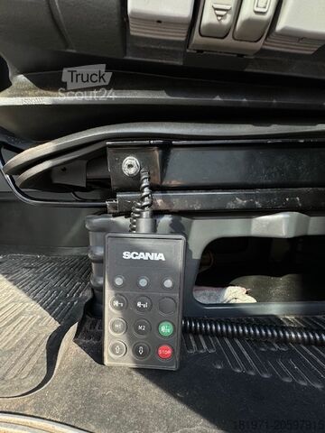 Vlačilno vozilo z žerjavom in drsno ploščadjo Scania 260 94G