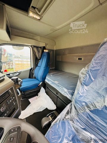 Vrachtauto met open laadbak VOLVO FH 500 8x4 Kran F710 RA2.27 Jib & Winde Sofort