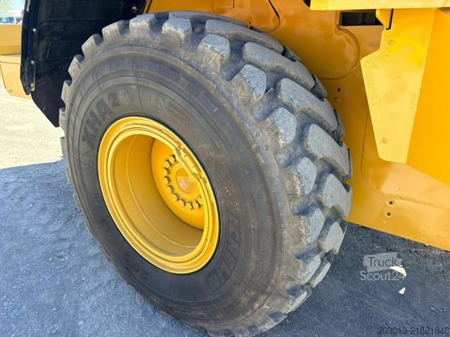 Wiellader CATERPILLAR 930M Radlader mit Schaufel 2.090 BTH