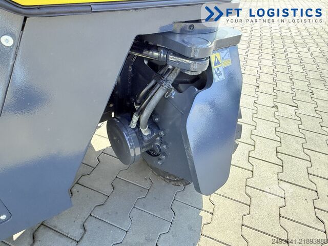 Wózek widłowy czterokierunkowy Combilift CB4500 GAS TRIPLEX 6400 FORK POSITIONER