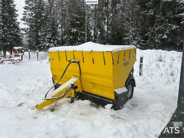 Distribuidor de sal/areia Vama. Pouco uso! Vama salt/sand spreader. Lightly used!