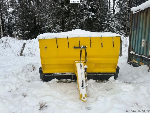 Distribuidor de sal/areia Vama. Pouco uso! Vama salt/sand spreader. Lightly used!