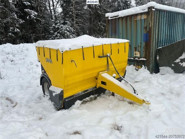 Distribuidor de sal/areia Vama. Pouco uso! Vama salt/sand spreader. Lightly used!