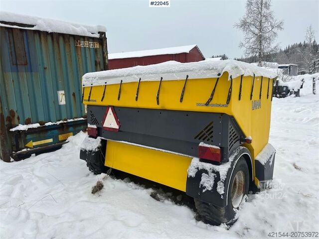 Distribuidor de sal/areia Vama. Pouco uso! Vama salt/sand spreader. Lightly used!