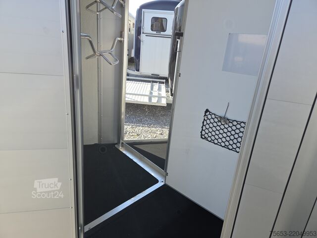 állatszállító pótkocsi Cheval Liberté Touring XL Jumping Sattelschrank 100km