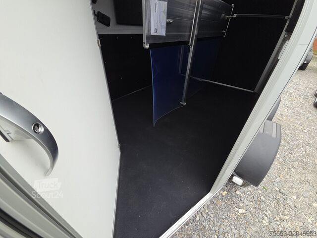állatszállító pótkocsi Cheval Liberté Touring XL Jumping Sattelschrank 100km