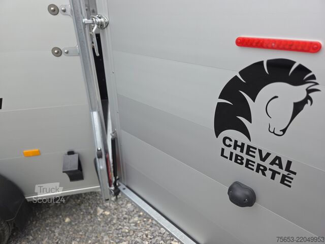állatszállító pótkocsi Cheval Liberté Touring XL Jumping Sattelschrank 100km