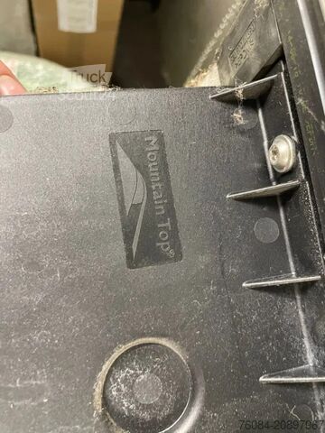 Roll-up cover for the loading bed of a pick-up *Cover for pick-up loading bed Oprolbare afdekking voor laadbak van een pick-up *Afdekking voor laadbak pick-up