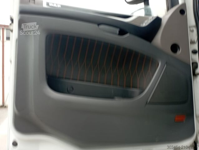 Standard tractor unit DAF XF 530 ST