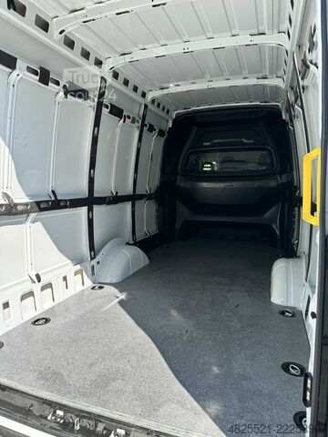 شاحنة صندوقية IVECO Daily 35 S 18 HA CRV