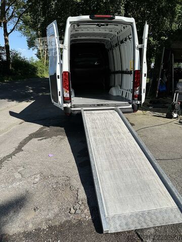 شاحنة صندوقية IVECO Daily 35 S 18 HA CRV