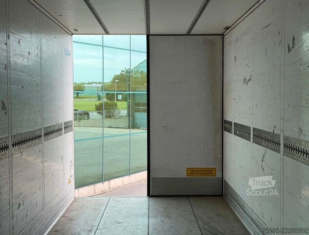 شبه مقطورة مبردة SCHMITZ CARGOBULL SCB*S3B THERMO KING SLXe 300 DHOLLANDIA TAIL LIF