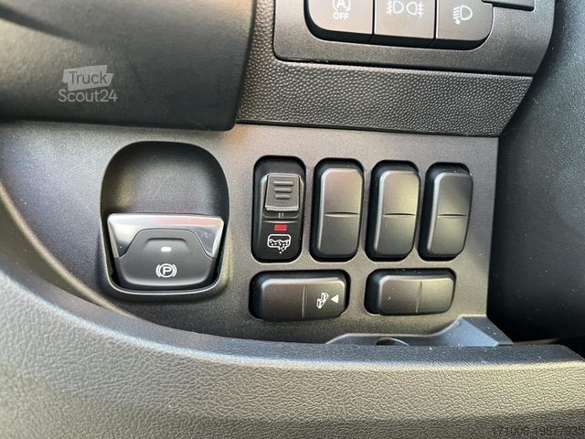 Autocaravana HYMER/ERIBA Yellowstone 640 8G Premium Solar ACC Schwenkbad