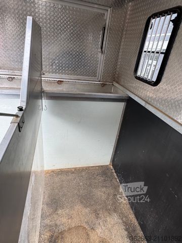 Kvægetransportør MERCEDES-BENZ Sprinter 3L V6,2-Pferdetransporter m.kl. Wohnung