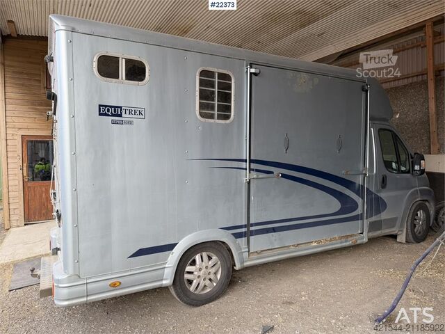 Livestock transport Peugeot Equi-Trek 4x2 horse truck with space for 2 horses