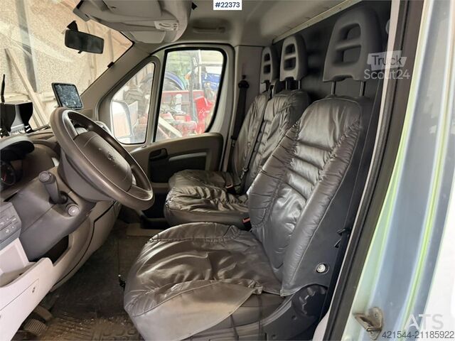 Livestock transport Peugeot Equi-Trek 4x2 horse truck with space for 2 horses