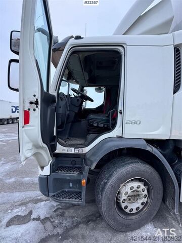 Bőrönd Volvo FE 280 4x2 box truck with full side opening and ta