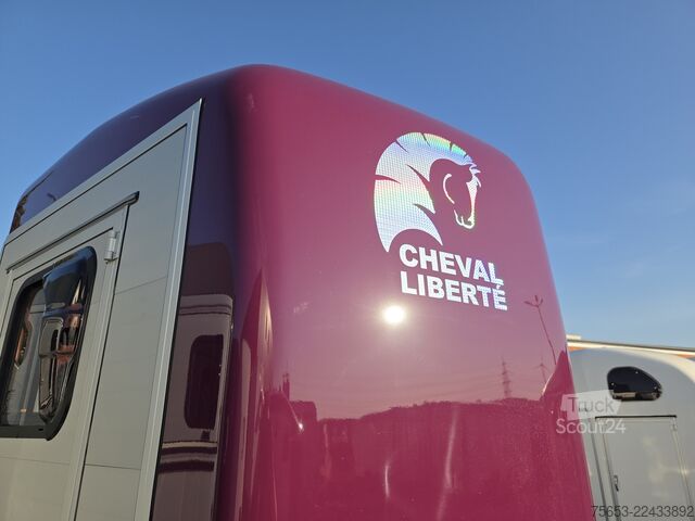 At taşıma römorku Cheval Liberté Touring Country 2,6t berry Sattelschrank