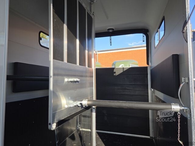 At taşıma römorku Cheval Liberté Touring Country 2,6t berry Sattelschrank