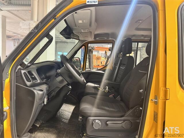 Stationvogn med højt tag Iveco 35S18 flatbed truck with crane – 2 sets of tires –